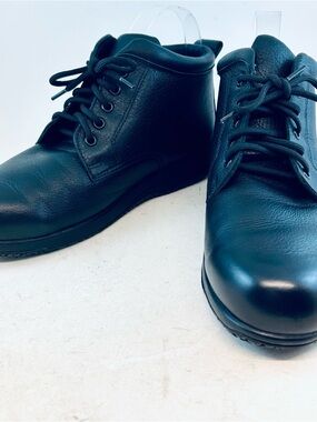 SAS Black Leather Alpine Non Slip Lace Up Ankle Boots, size 8 W WIDE Nearly New